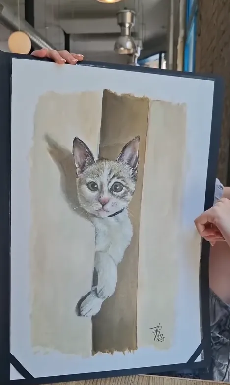 Pintura realista de un gato asomado a una puerta, obra de Ariel Perez